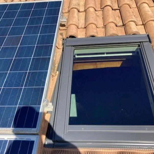 artisan couvreur ayant installe une fenetre de toit velux a nimes.webp